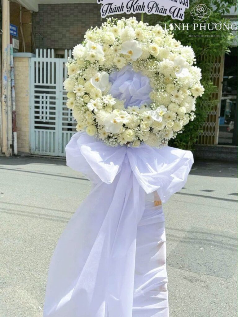 Vòng Hoa Viếng Tone Trắng Hiện Đại