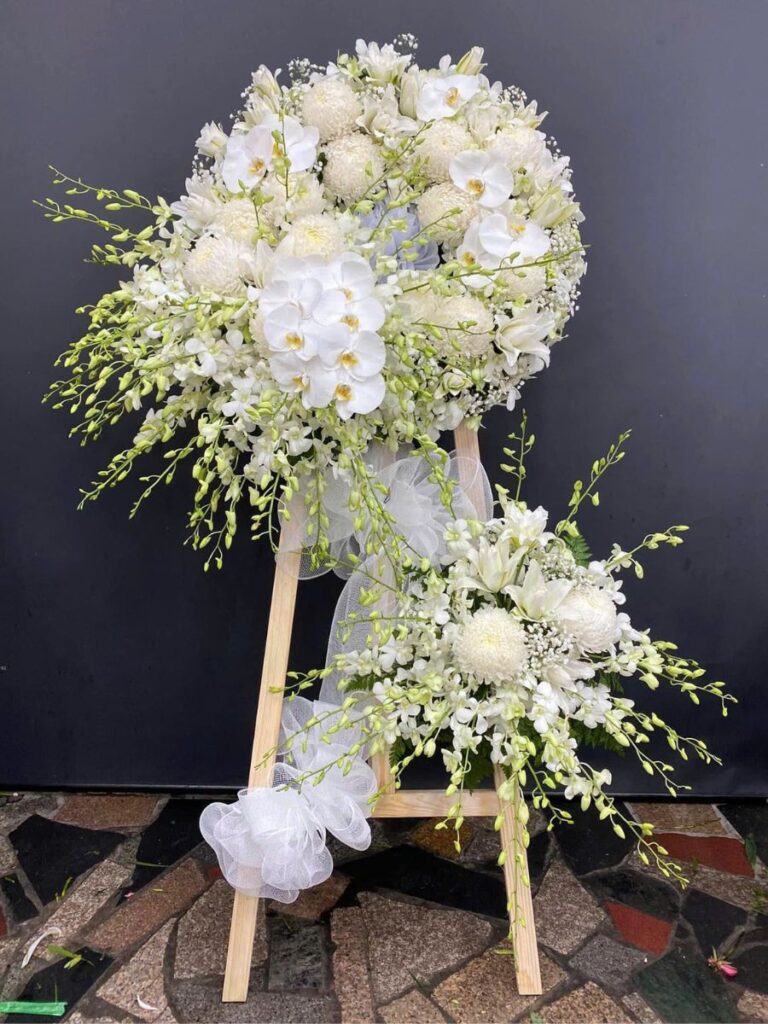 Vòng Hoa Viếng Tang Vip Tone Trắng Hiện Đại