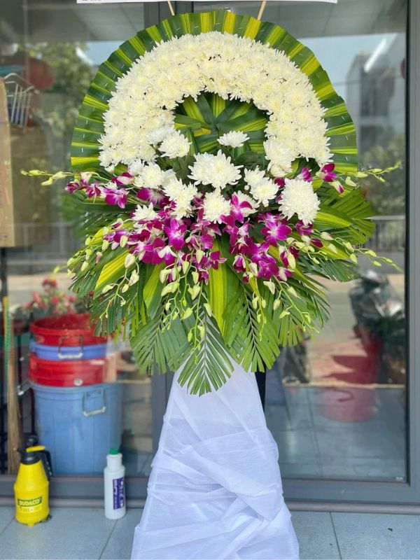 Vòng Hoa Viếng Cúc Trắng Giá Tốt